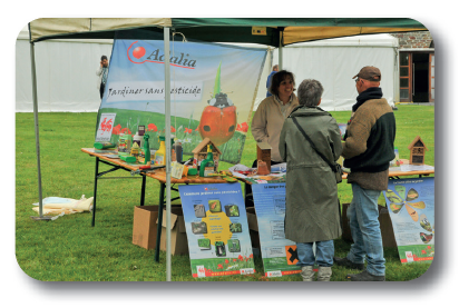 Isabelle sur un stand avec Adalia asbl