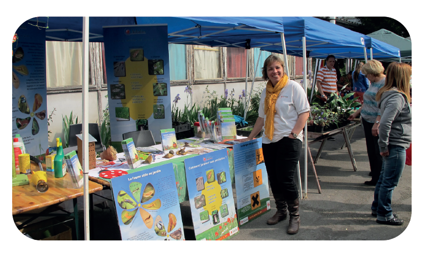 Isabelle sur un stand avec Adalia asbl