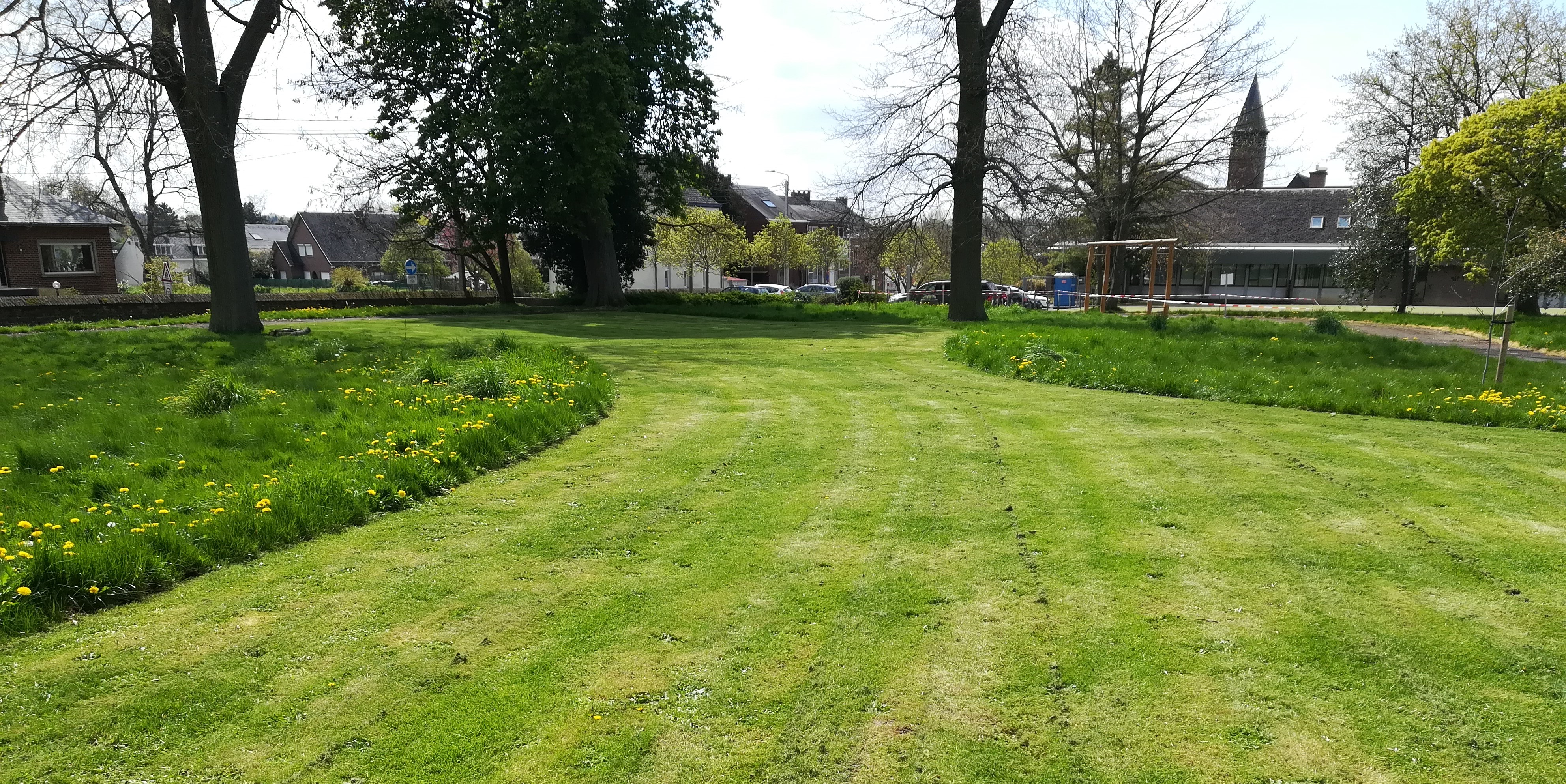 Tonte différenciée dans un grand jardin