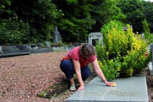 Entretenir une tombe sans pesticides