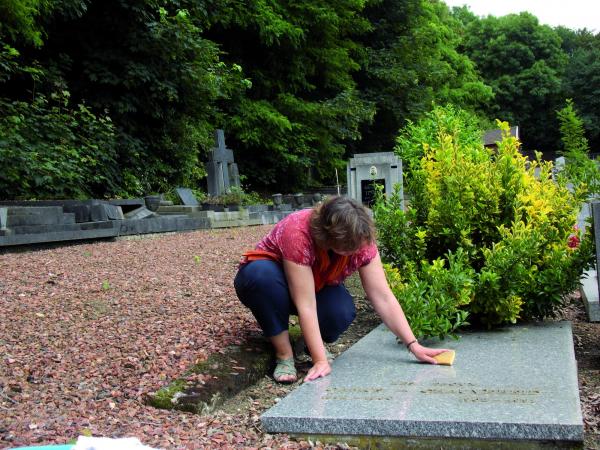 Entretenir une tombe sans pesticides