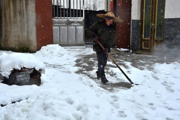 Personne qui déneige son trottoir